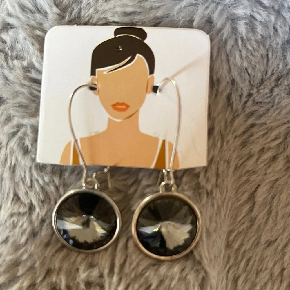 Silver tone frío earring whit black faceted stones